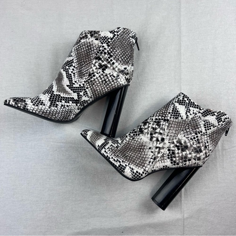 Qupid Women Snakeskin print Bootie 8.5 Faux Leather Point J Toe Black Ivory